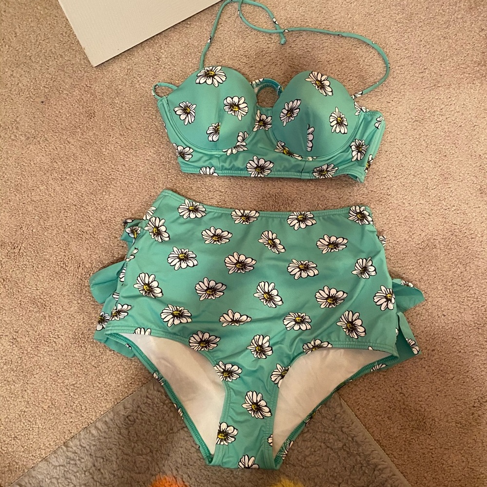Retro looking high waisted bottom swimsuit